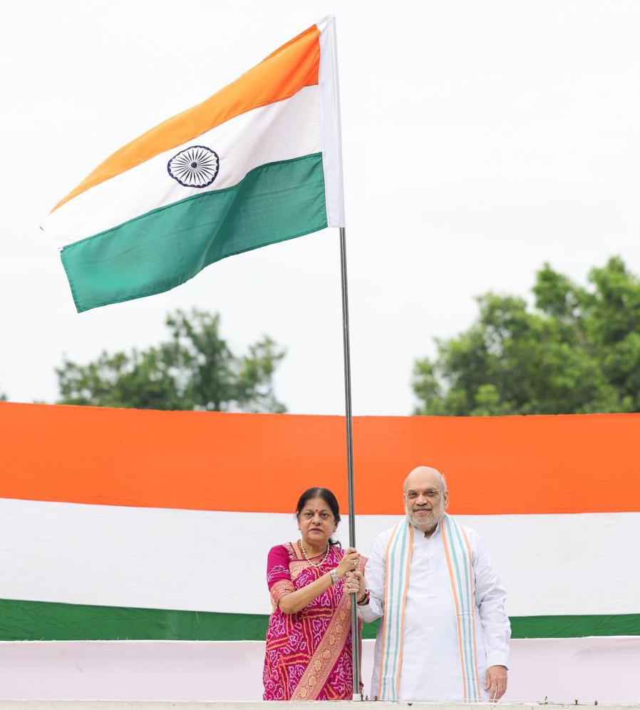 अमित शाह ने ‘हर घर तिरंगा’ अभियान के तहत फहराया तिरंगा...